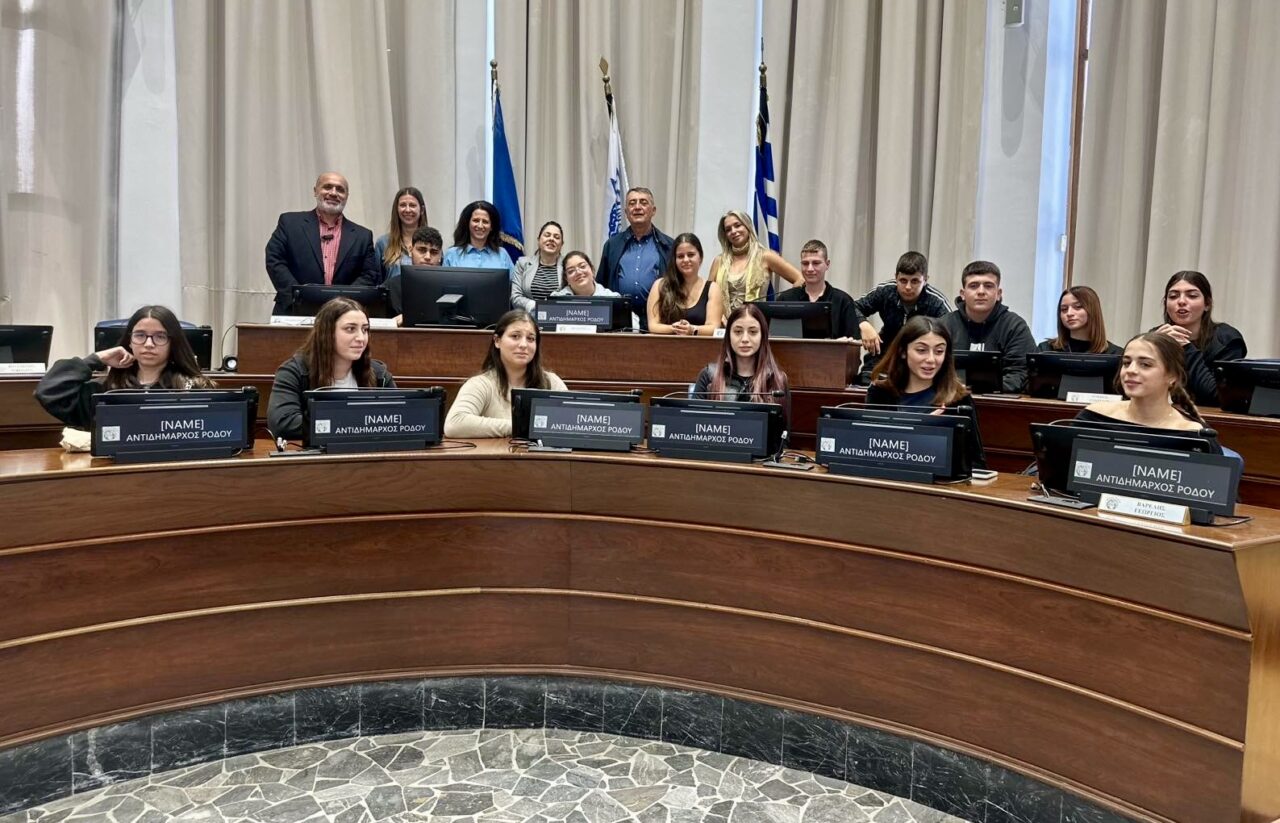 Μαθητές του Πρότυπου ΕΠΑ.Λ. Ρόδου πραγματοποίησαν προσομοίωση Δημοτικού Συμβουλίου στο Δημαρχείο